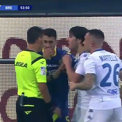 Mario Balotelli, kendisine yönelik ırkçı tezahüratlara topu tribünlere atarak tepki gösterdi, maçı yarıda bırakmak istedi