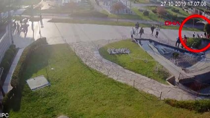 Miniatürk'te turistin çantasını çalan şüpheli kamerada