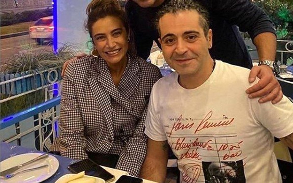 Şarkıcı Sıla Gençoğlu, sevgilisi Hazer Amani ile öpüşürken kameralara yakalandı