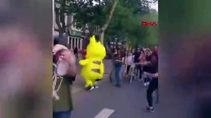 Şili'deki eylemlere Pikaçu kostümlü protestocu damga vurdu