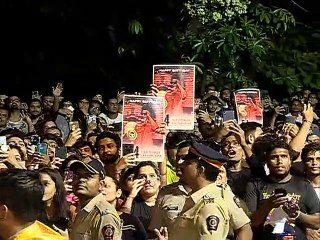 Shah Rukh Khan Greets His Fan On His Birthday