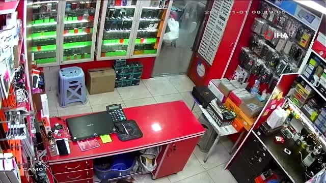 - Cep telefonunu saniyeler içinde çalıp kaçtı