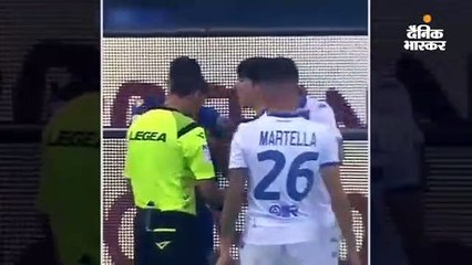 बालोटेली ने नस्लभेदी टिप्पणी के बाद दर्शक दीर्घा में गेंद किक की, मैच भी छोड़ना चाहते थे