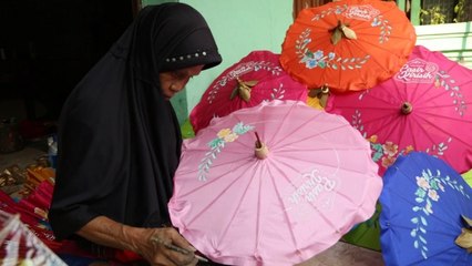 Belajar Melukis Payung Geulis