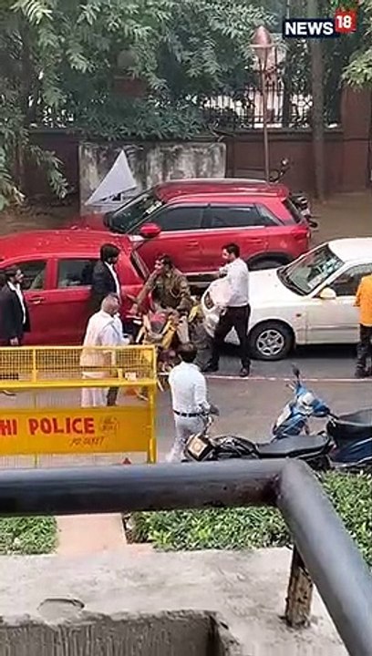 প্ৰতিবাদৰ নামত আৰক্ষীৰ ওপৰত জপিয়াই পৰিল অধিবক্তা, আদালতৰ সন্মুখতে আৰক্ষীক নিৰ্মম ভাবে কৰিলে প্ৰহাৰ, Video