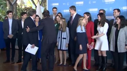 Tải video: Los reyes, la princesa Leonor y la infanta Sofía posan con los premiados por la Fundación Princesa de Girona