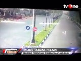 Detik-detik Mobil Tabrak Perempuan sedang Jogging