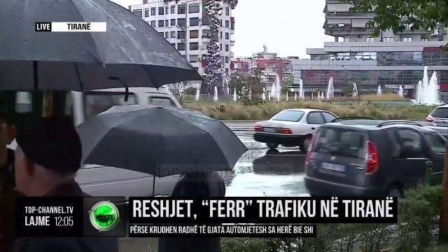Reshjet, “ferr” trafiku në Tiranë. Përse krijohen radhë të gjata automjetesh sa herë bie shi?
