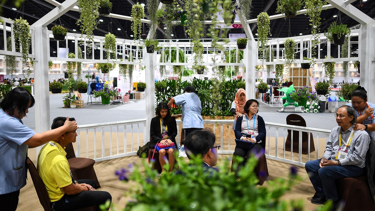 Thai massages at 35th ASEAN summit
