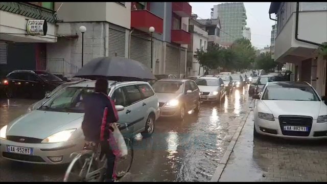 Përmbytje rrugësh, kaos në trafik e lundrimin detar në Durrës - News, Lajme - Vizion Plus