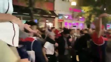 Ces supporters chantent "qui a perdu son téléphone" pour retrouver la propriétaire de l'iphone trouvé !