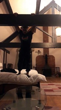 Il veut monter sur une poutre : et casse la table basse en verre !