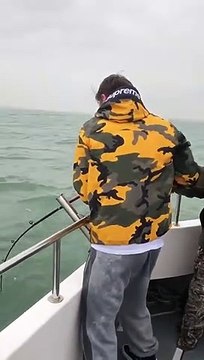 Il pense pêcher un gros poisson.. regardez ce qu'il remonte avec sa canne à pêche !