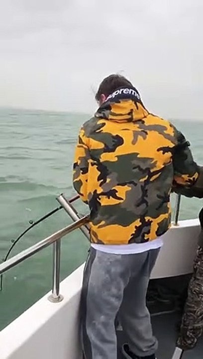 Il pense pêcher un gros poisson.. regardez ce qu'il remonte avec sa canne à pêche !