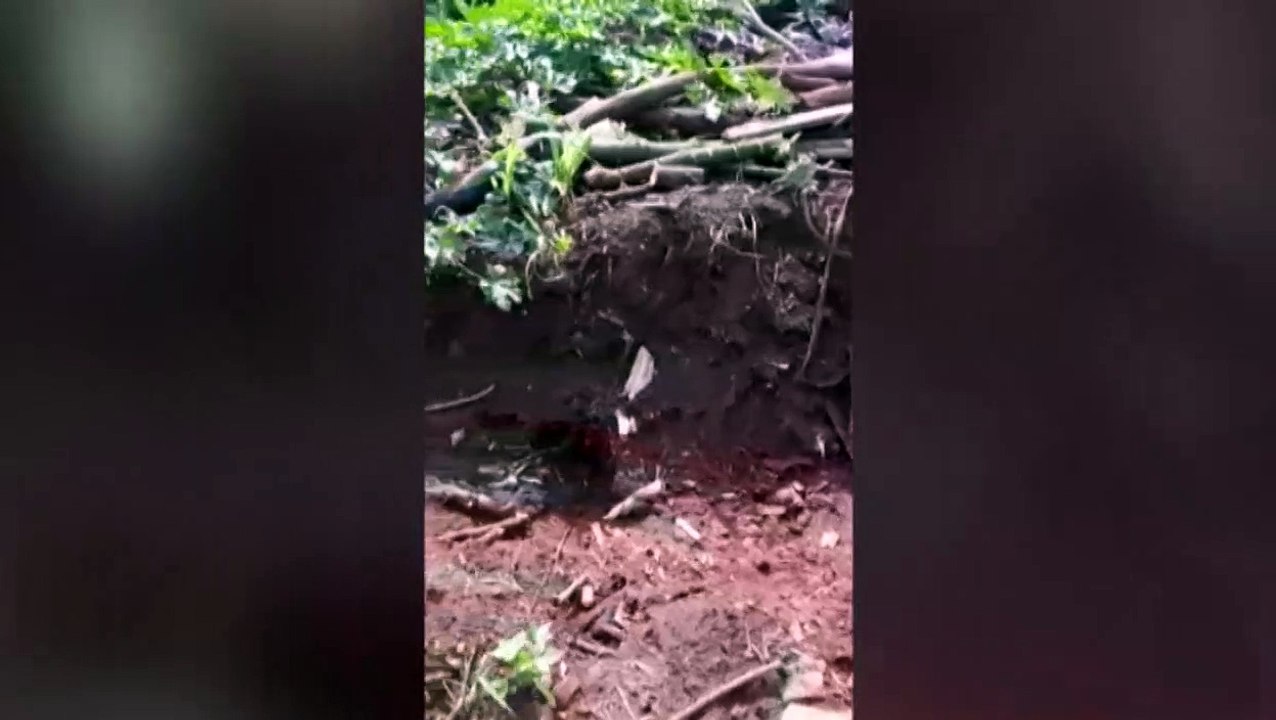 Esgoto vaza e escorre para rio, no Santo Onofre