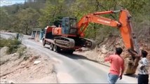 Déchargement raté d'un Tractopelle du camion...