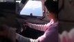 Le pilote laisse cette touriste piloter l'avion contenant 50 passagers !