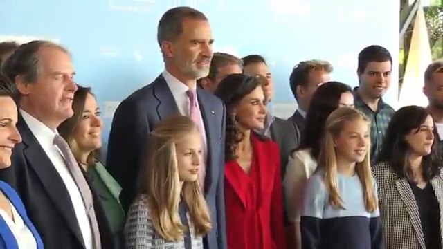 Los Reyes, Leonor y Sofía posan con los premiados por la FPdGI
