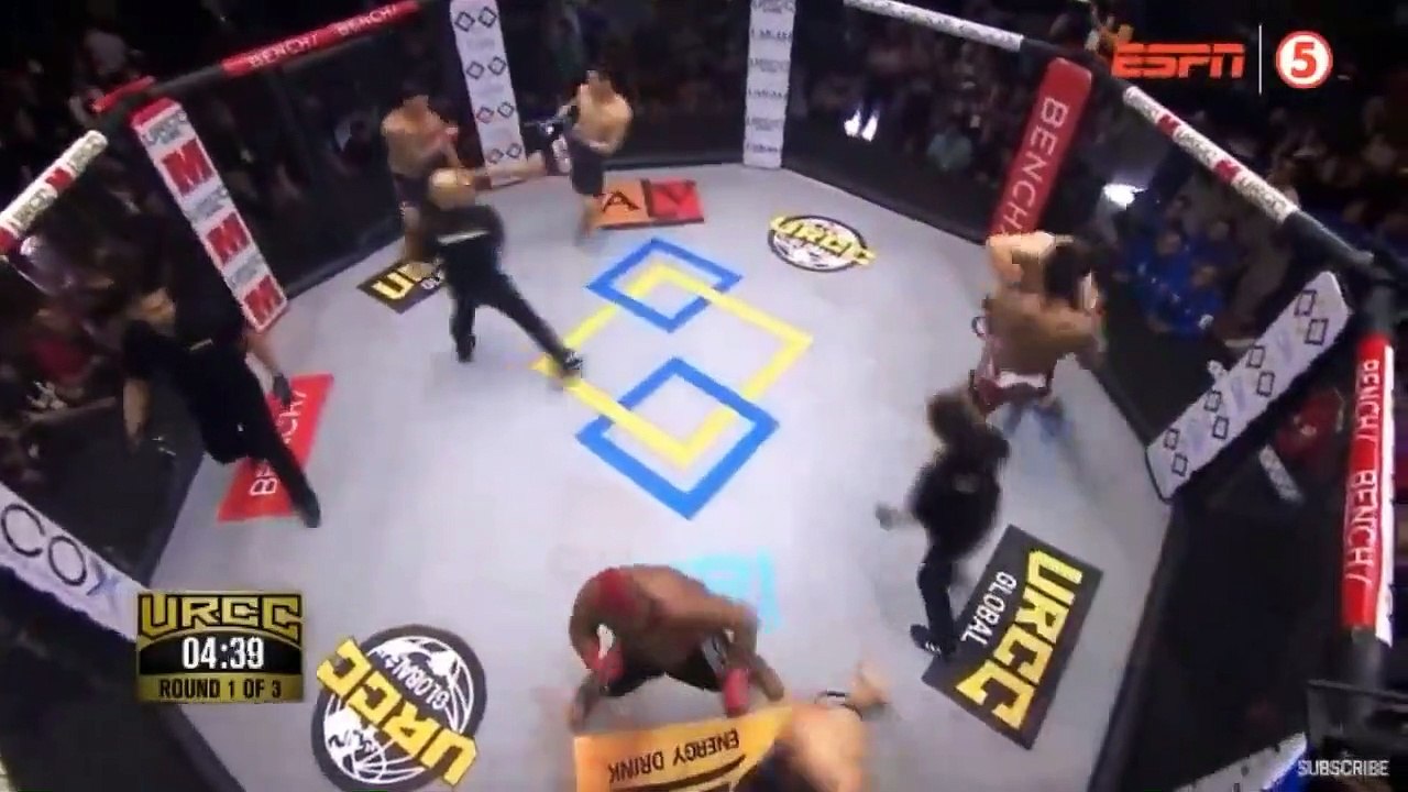 Un combat MMA dingue en 3 vs 3 en même temps dans la cage