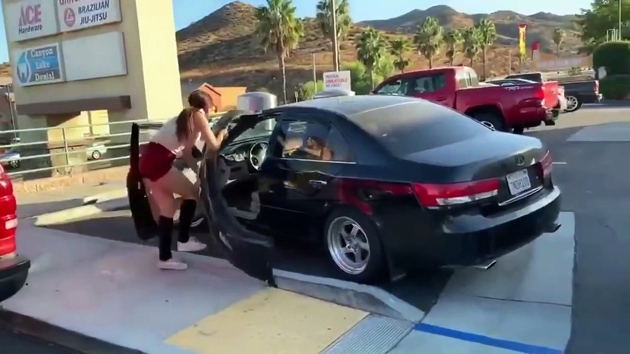 Une conductrice provoque un accident, arrache son propre pare-choc et prend la fuite