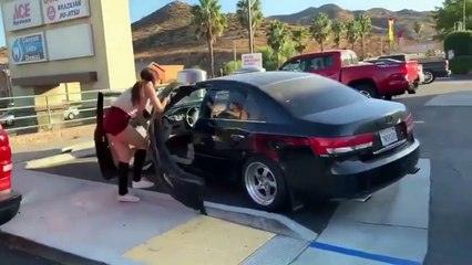 Une conductrice provoque un accident, arrache son propre pare-choc et prend la fuite