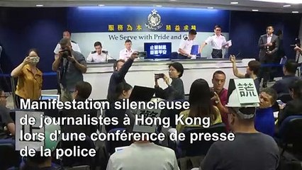 Hong Kong: manifestation silencieuse de journalistes lors de la conférence de presse de la police