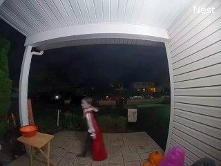 La réaction d'un enfant quand il découvre un bol de bonbons vide #Hallowen