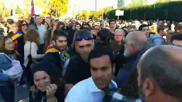 Los manifestantes contra Felipe VI impiden el paso a los asistentes al acto con abucheos y empujones