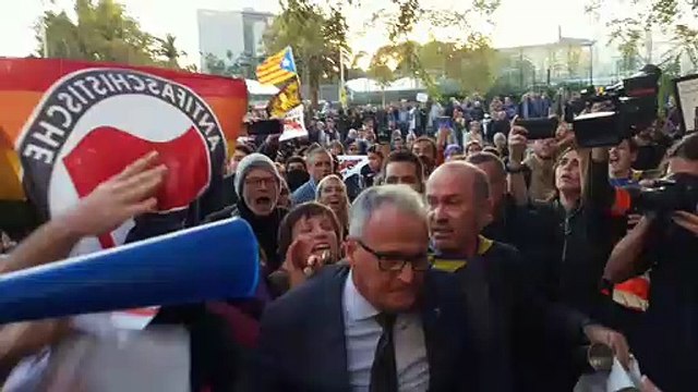Los manifestantes echan a empujones a Josep Bou (PP) cuando trataba de entrar al acto de la Fundación Princesa de Girona