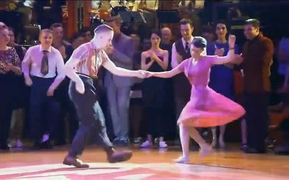 Nous dansons sans interruption sous B. O.