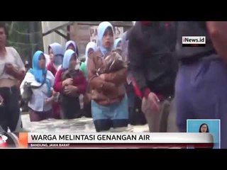 Warga Bandung Tetap Beraktivitas Meski Kebanjiran