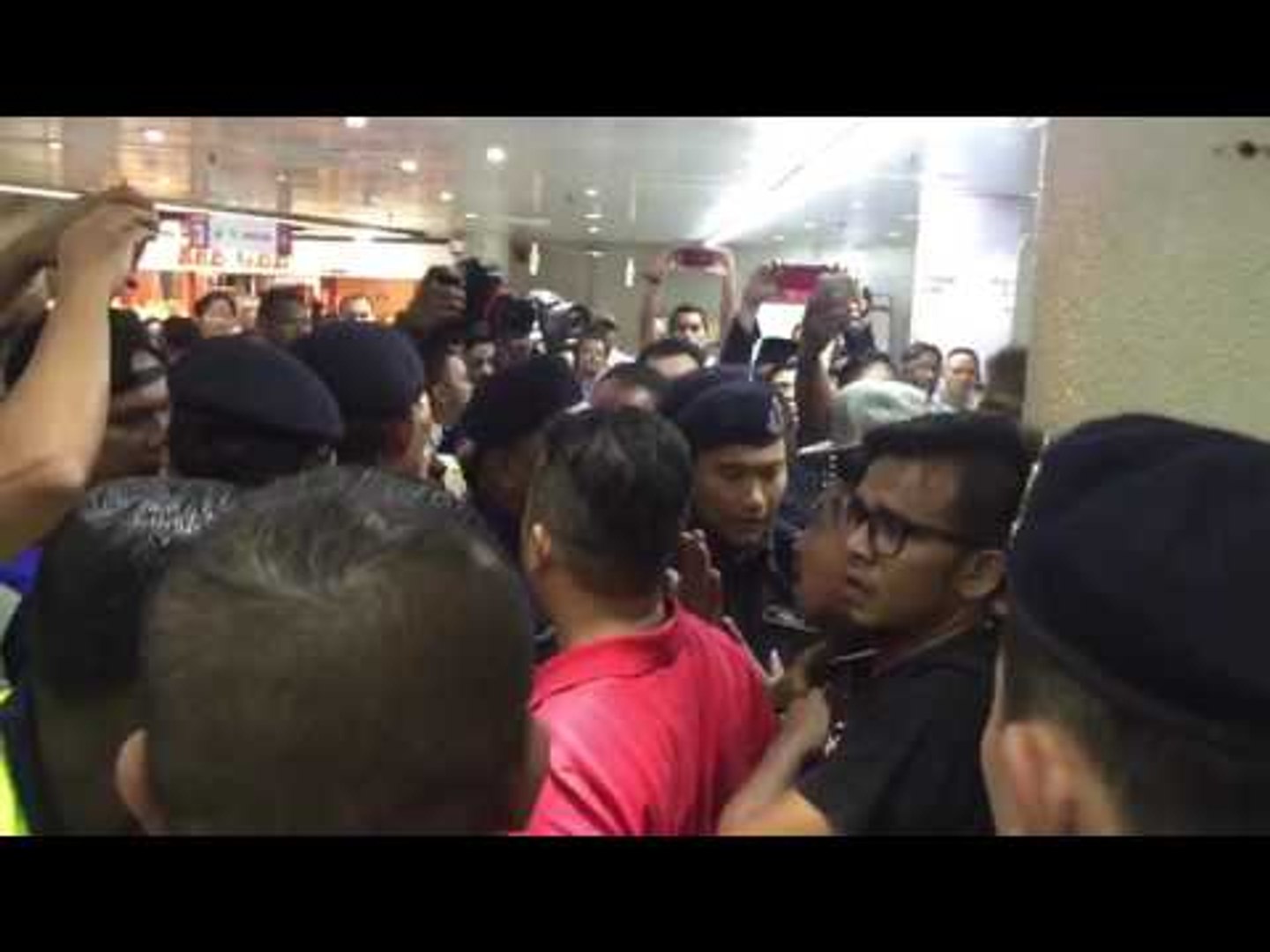 祖纳办“通过卡通斗争” 画展  槟巫青团踩场抗议