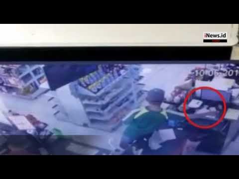 Video CCTV Pria Curi Uang Rp18 Juta di Minimarket Bekasi