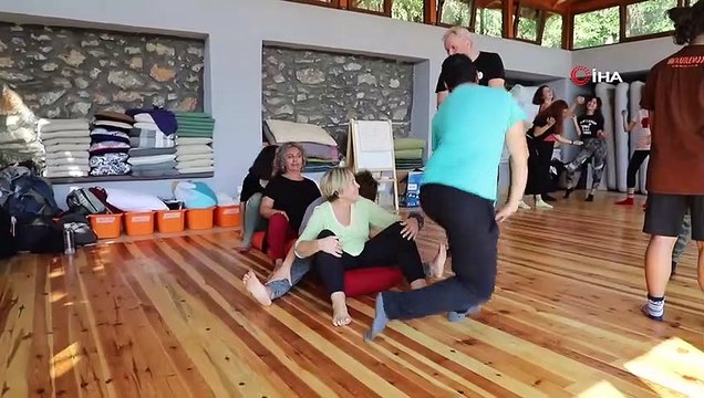 - Ahırdan sanata dönüşen atölye- Ula’nın Portakallık Mahallesinde yaklaşık 15 yıldır kullanılmayan ahır tiyatro atölyesi haline getirilerek sanat yuvasına dönüştü.