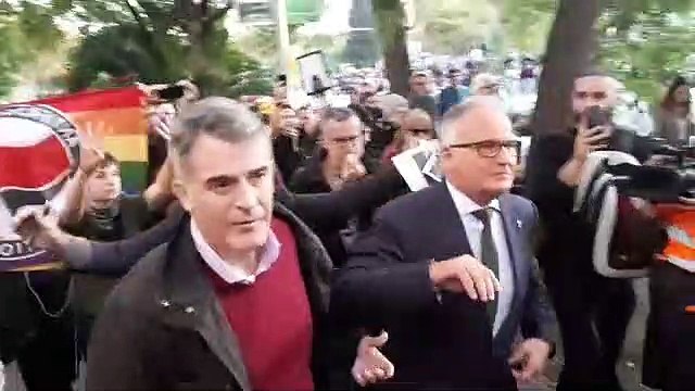 Josep Bou no pot accedir al Palau de Congressos