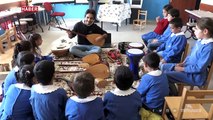 Köy köy geziyor, çocukları müzikle tanıştırıyor