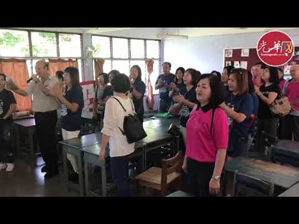 米都平民校友毕业逾40年后重聚回到母校，重温同窗时光