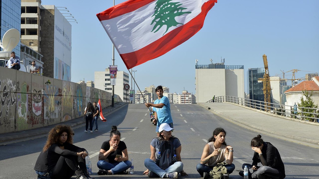 قطع الطرق أداة للمتظاهرين لتحقيق مطالبهم بلبنان