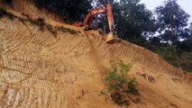 Ce conducteur de pelleteuse tente une descente périlleuse... Fou