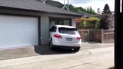 Il demande à son fils de garer le Porsche Cayenne : mauvaise idée