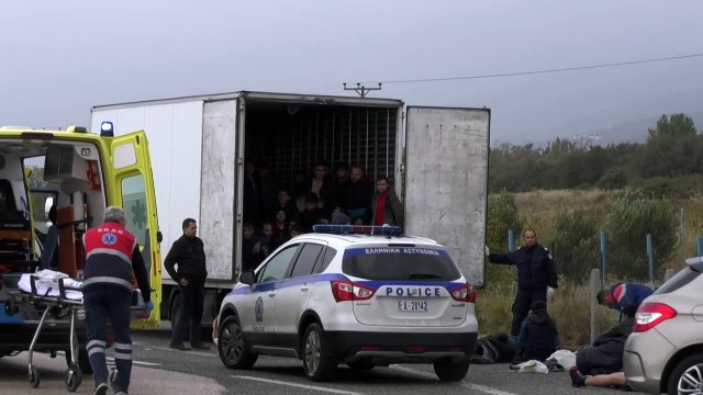 العثور على 41 مهاجرا أحياء في شاحنة تبريد في اليونان