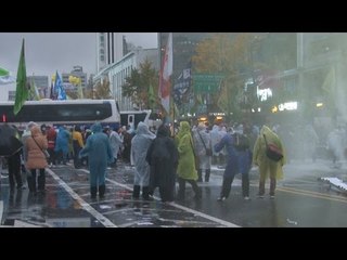 [NocutView] 차벽을 들어내는 참가자...경찰, 캡사이신 물대표 발사