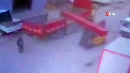 Demir profiller motosikletin üstüne düştü, o anlar kameraya böyle yansıdı: 1 ölü, 1 yaralı