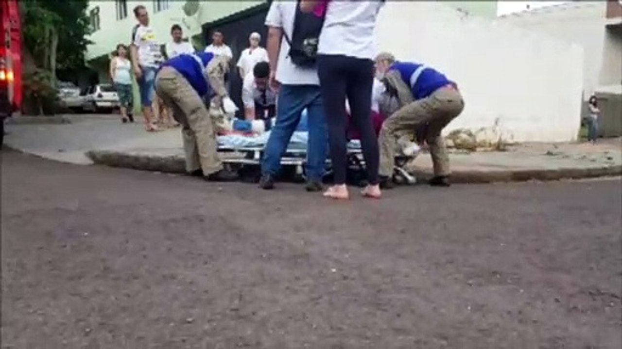 Homem ferido é socorrido na Rua Visconde de Guarapuava