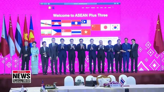 President Moon wraps up ASEAN meetings, meets Abe again for discussions