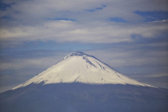 Popocatépetl lanza fragmentos incandescentes