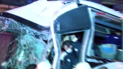 Polisleri taşıyan midibüs direğe çarptı: 3 polis ağır yaralı