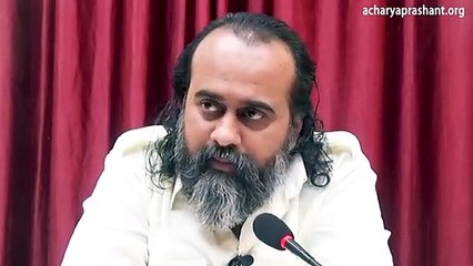 सुख-दुख तो रहेंगे जीवन में, तुम उनसे परे हो जाओगे || आचार्य प्रशांत (2018)