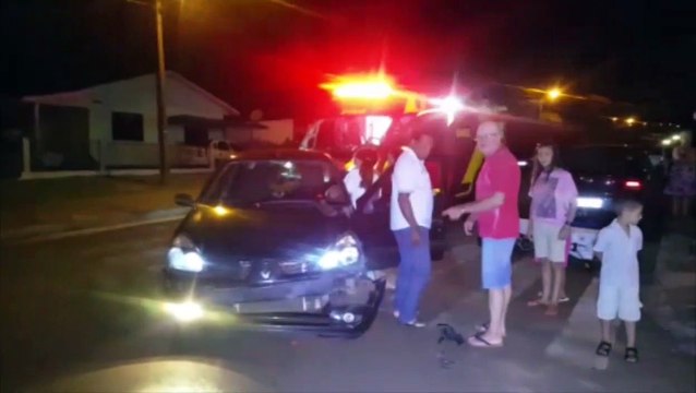 Jovem tem suspeita de fratura após se envolver em colisão com carro e moto