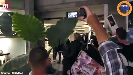 Keanu Reeves s'affiche  enfin avec sa petite amie !